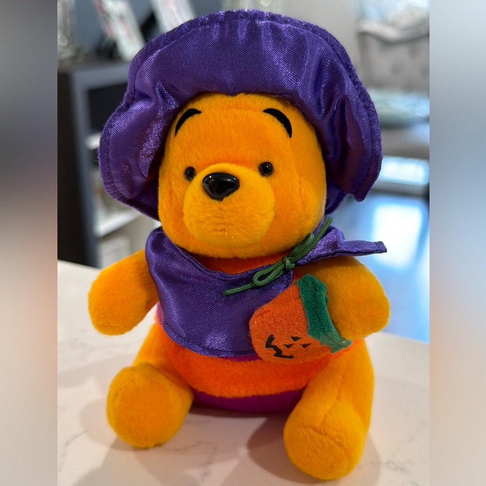 Disney Store Halloween Winnie the Pooh mini bean bag plush 🎃